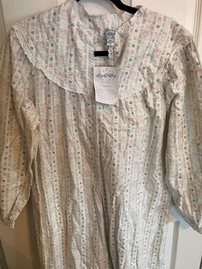 Long-Sleeve Cotton Nightgown in Pastel Floral - Light Cream & Pink